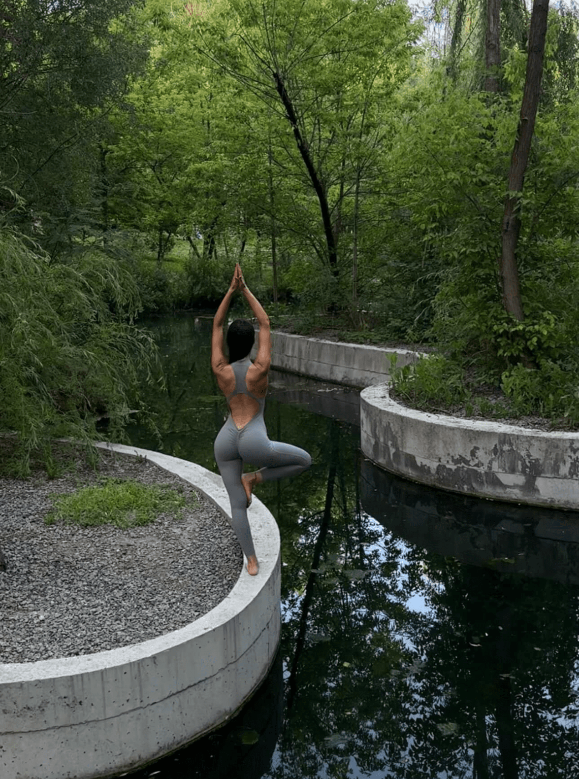 ENTERIZO CON CREMALLERA FRONTAL, ESPALDA EN V